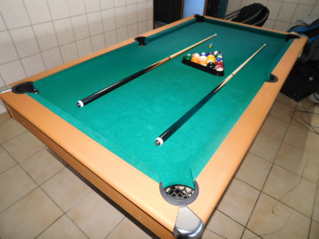 Billardtisch,Dreieck mit Kugeln 2 Koes sehr guter Zustand Billardtisch,Dreieck mit Kugeln 2 Koes sehr guter Zustand Sport & Outdoor