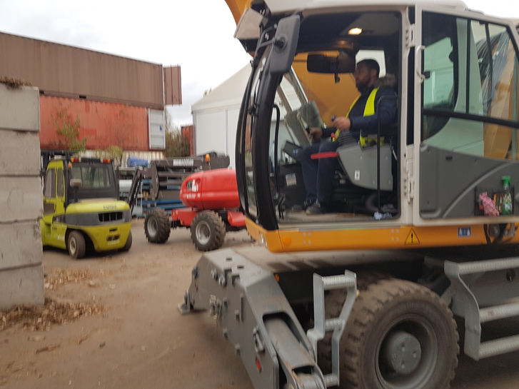 Baumaschinenführer mit Berechtigungsnachweis 2 Baumaschinenführer mit Berechtigungsnachweis Sonstige 2
