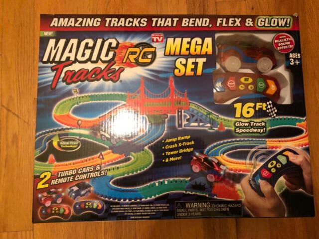 Magic Tracks RC Racer Mega Set leuchtet im Dunkeln LED 2 Autos Rennbahn Spielzeug Geschenk Kind Weihnachten TV Werbung Hit  Spielzeuge & Basteln