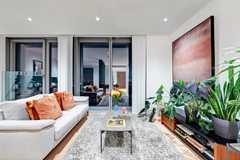 Dieses moderne 1-Zimmer-Apartment befindet sich im 15. Obergeschoss eines 2014 erbauten Wohnhochhau