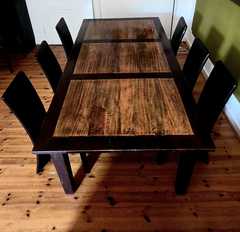 Großer Echtholz Esszimmertisch (210cm x 110cm) abzugeben. An diesem Tisch kann man problemlos mit 