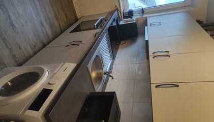 Ich biete hier eine gut erhaltene und moderne Einbauküche inklusive aller elektronischen Geräte a